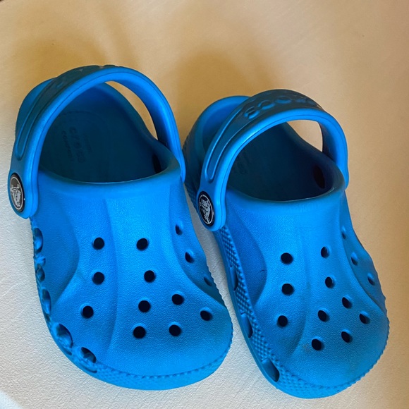 Little kids blue crocs - Picture 4 of 5